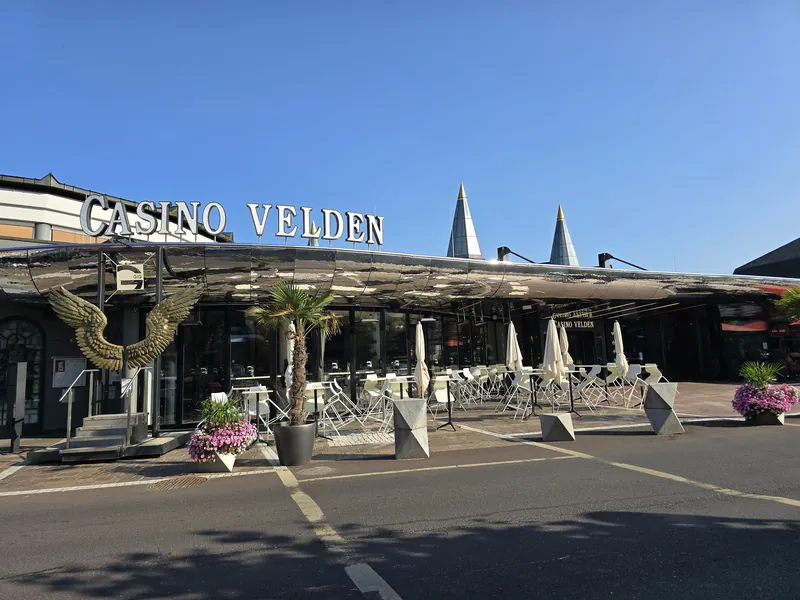 Terrasse des Casino Velden bei Sonnenschein