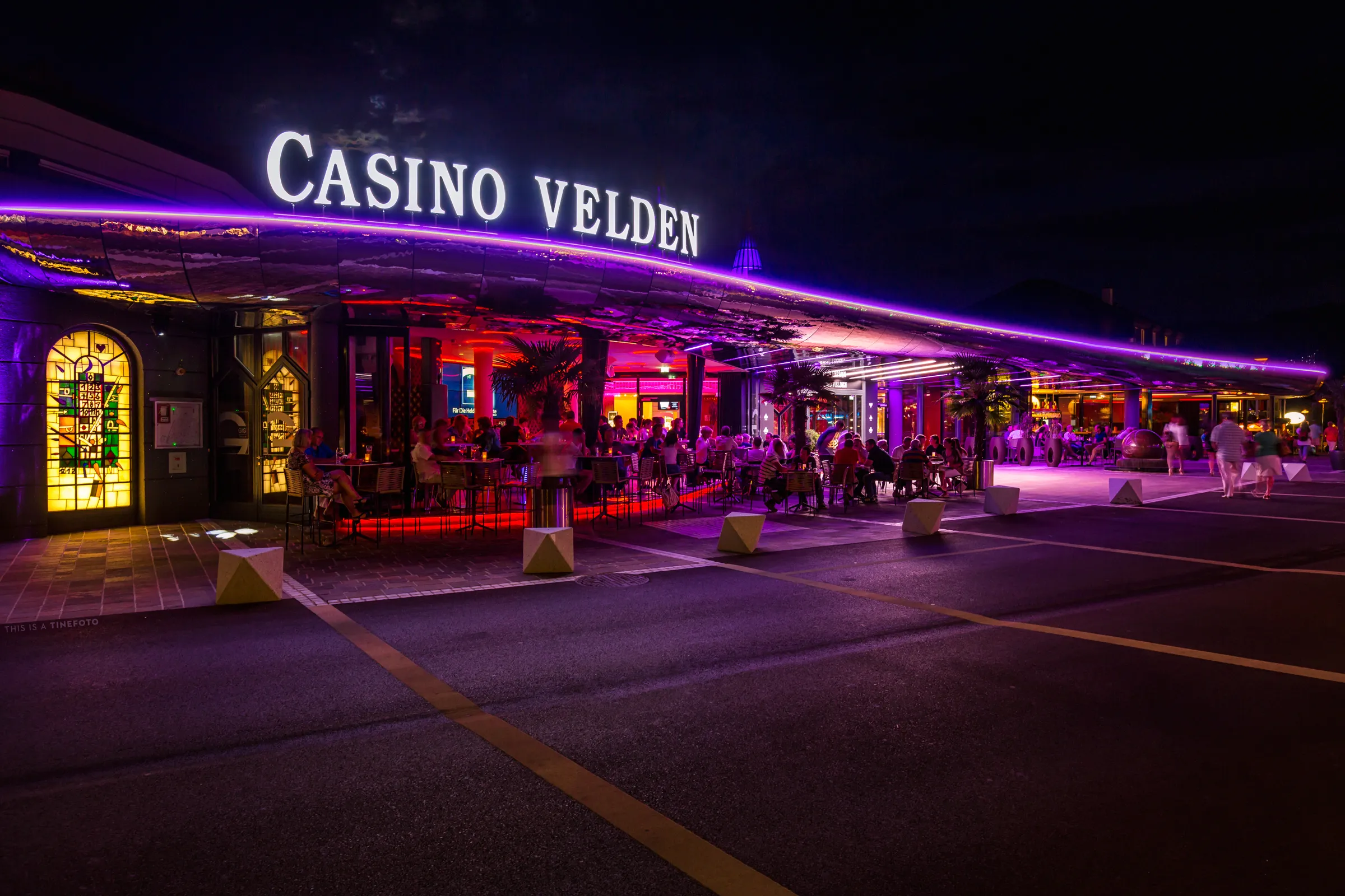 Außenansicht des Casino Velden bei Nacht