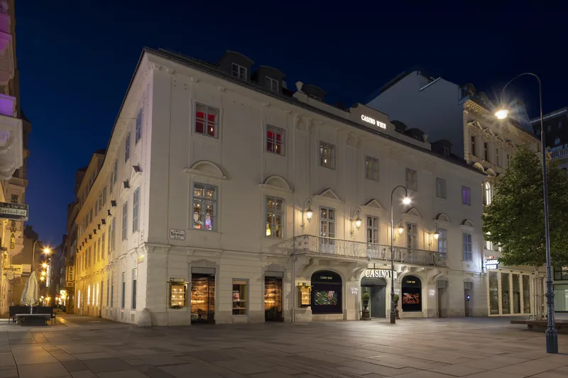 Beleuchtete Fassade des Casino Wien am Abend