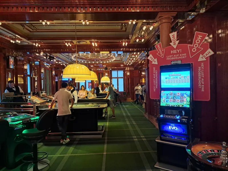 Automaten und Spieltische im Casino Wien