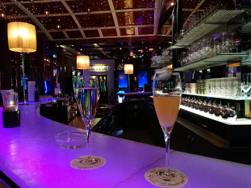 Bar im Casino Wien mit Gläsern
