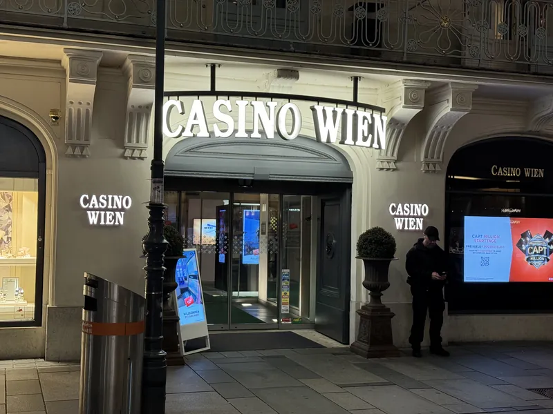 Eingang des Casino Wien bei Nacht