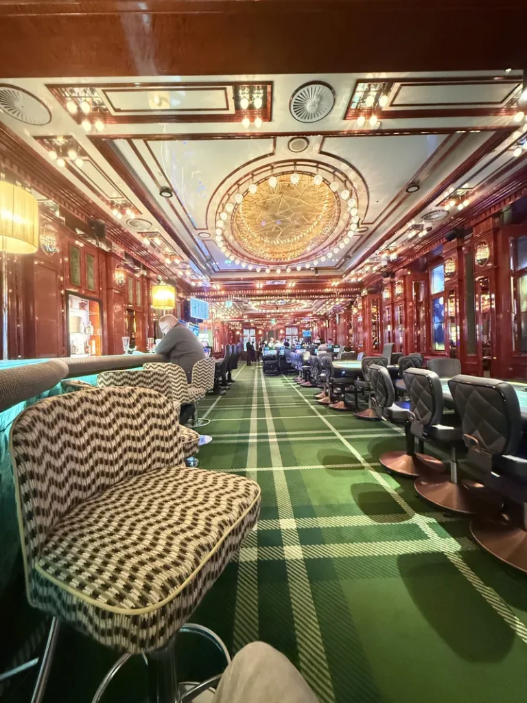 Spielsaal des Casino Wien mit Automaten