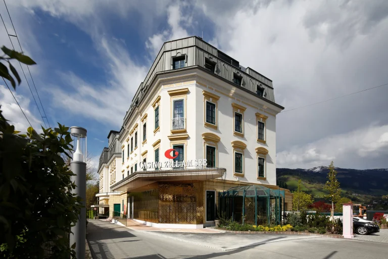 Außenansicht des Casino Zell am See bei Tag