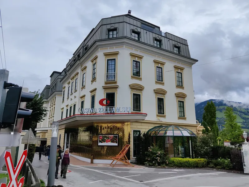Außenansicht des Casino Zell am See bei bewölktem Himmel
