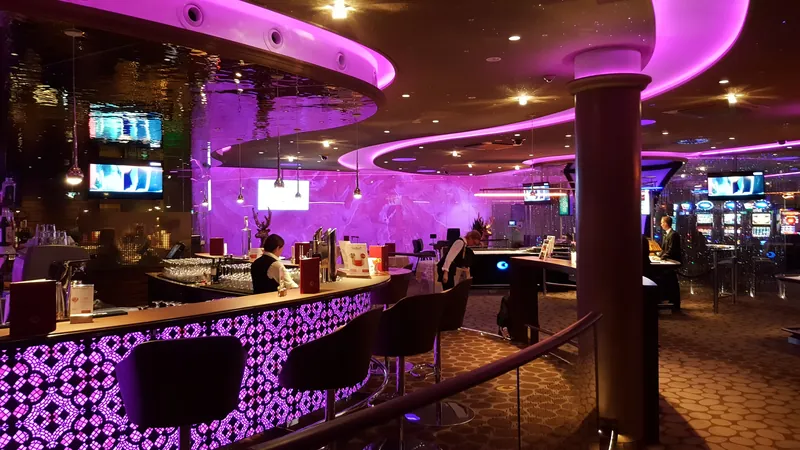 Bar im Casino Zell am See mit violetter Beleuchtung