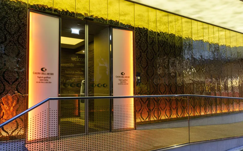 Eingang des Casino Zell am See bei Nacht