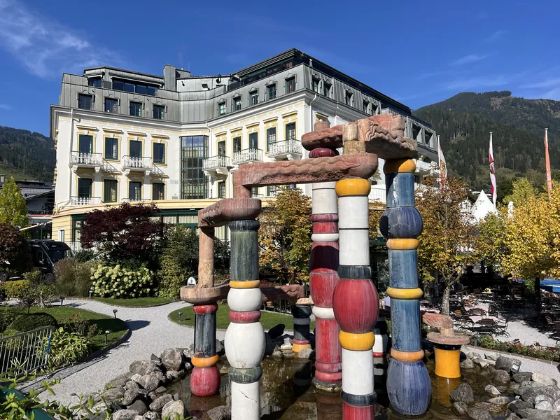 Casino Zell am See mit bunter Gartenskulptur