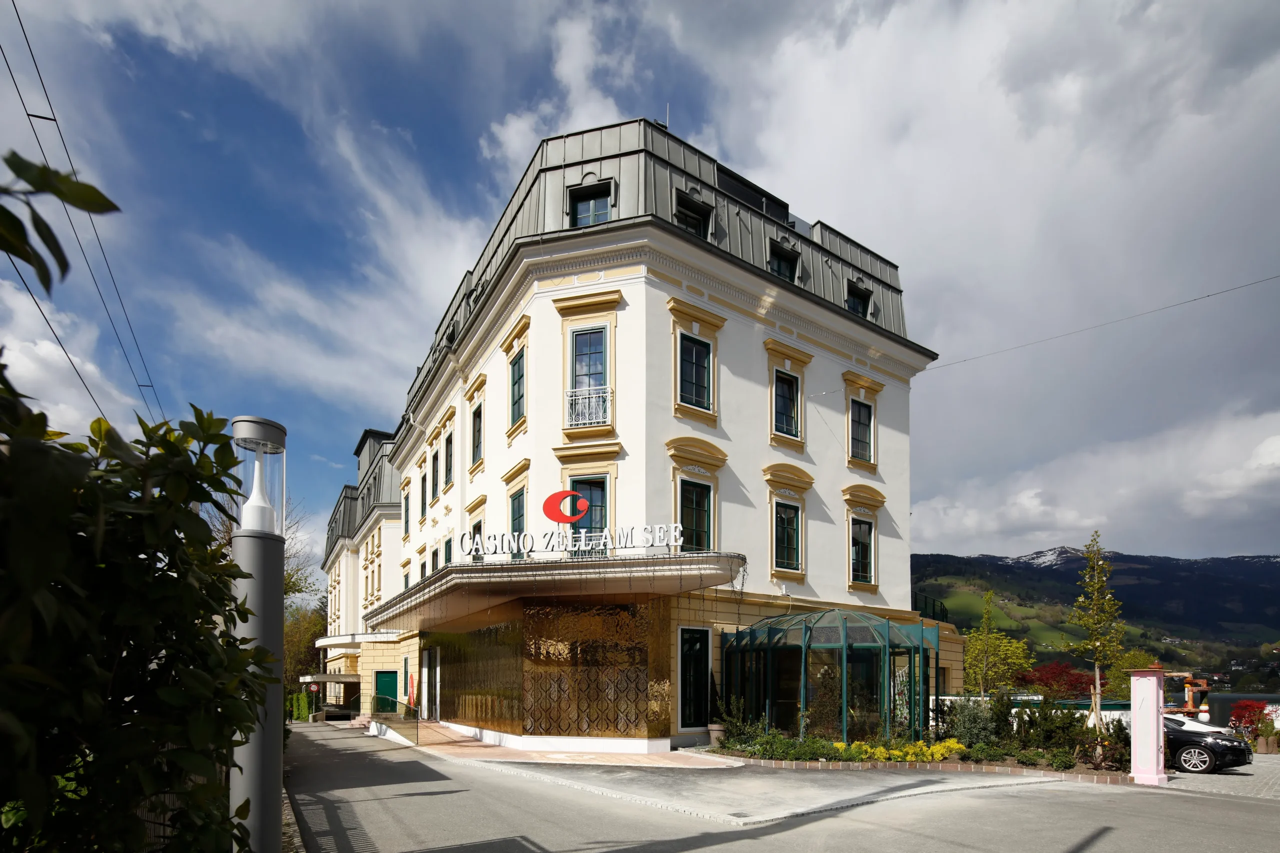 Außenansicht des Casino Zell am See bei Tag