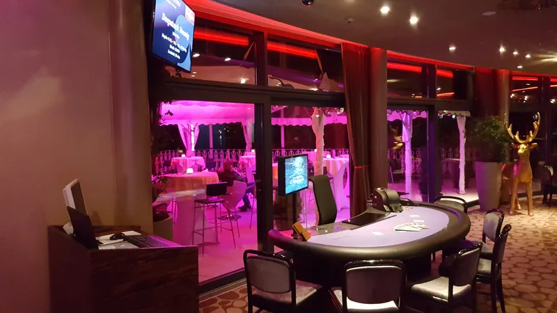 Spieltisch im Casino Zell am See mit Blick zur Terrasse