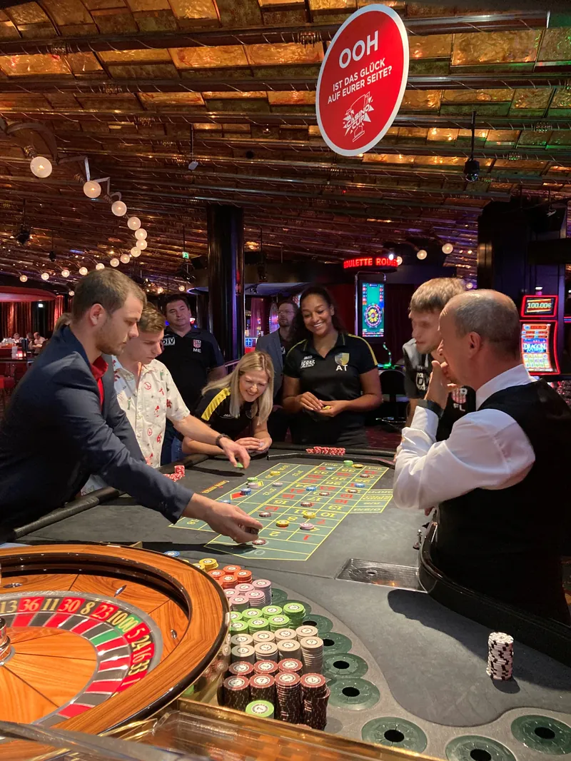 Gäste beim Roulette in einem österreichischen Casino